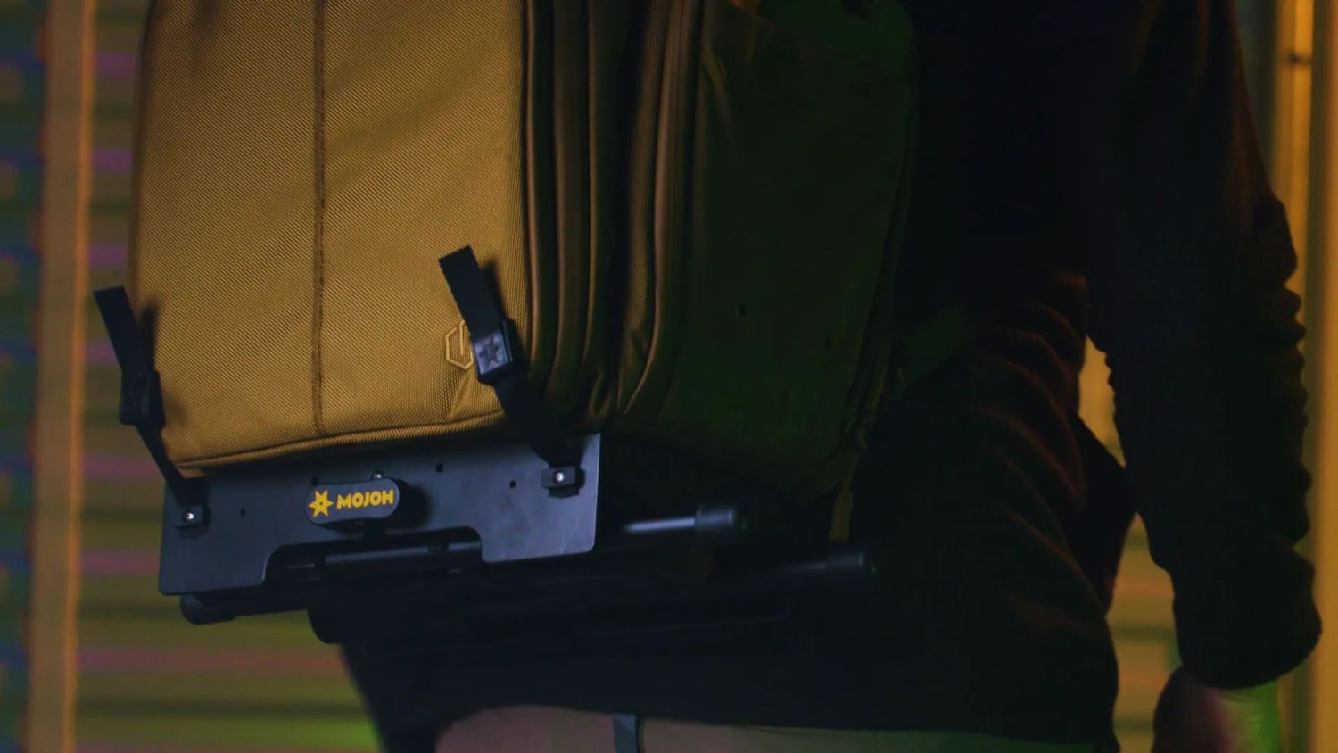 Twist the handle. Legs snap open. Your bag stands in two seconds with ...